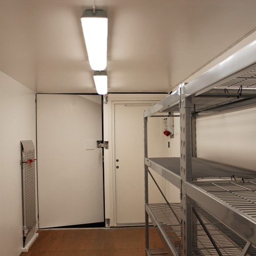 20ft Fraktcontainer isolerad, el, hyllor invändig