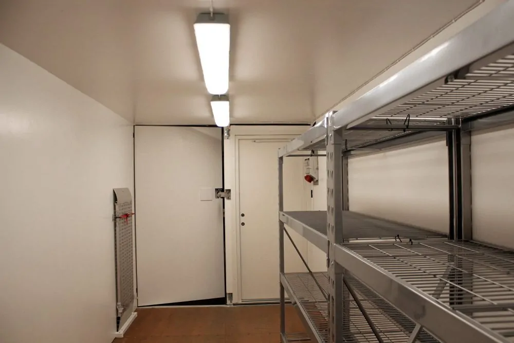 20ft Fraktcontainer isolerad, el, hyllor invändig